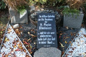gedenkstätte für die verstorbenen Bewohner des Altenheims